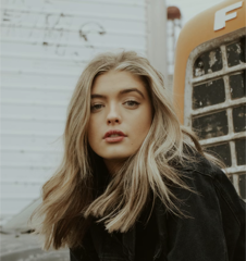 Erika, studentka